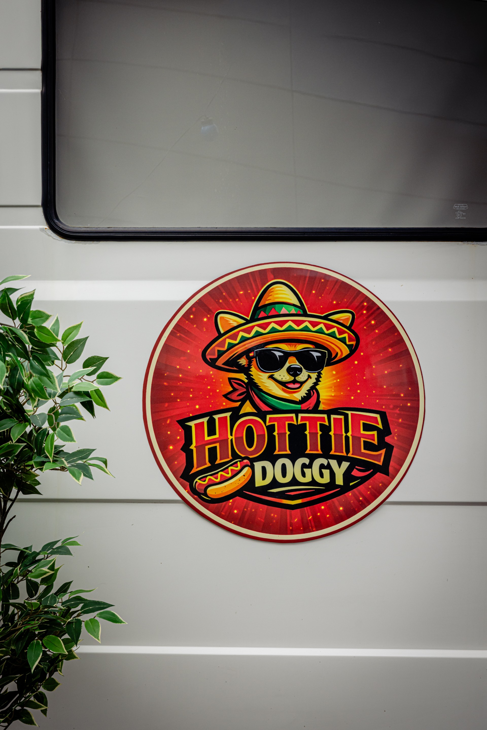 Hottie Doggy logo